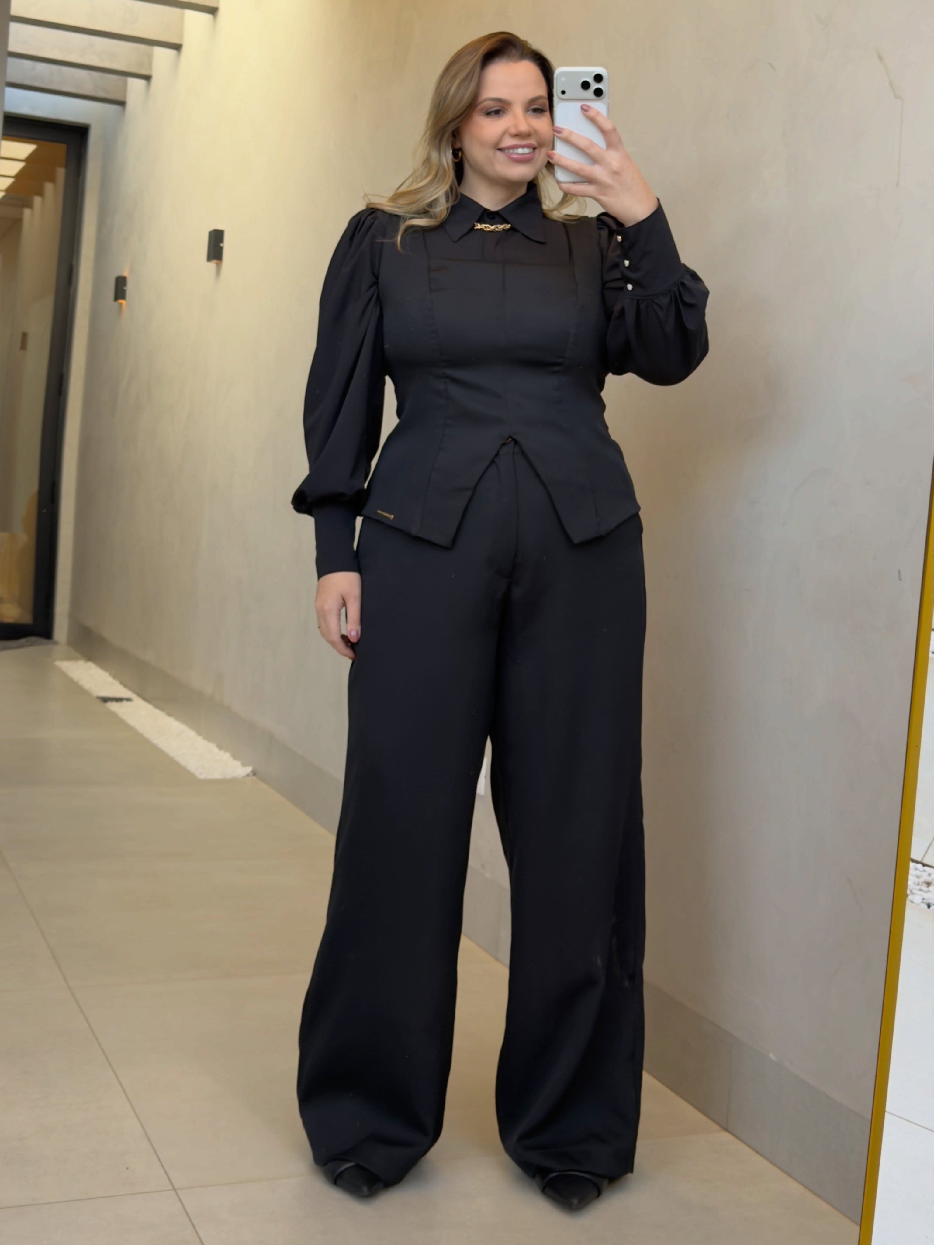 Elegância que valoriza cada detalhe. Um conjunto pensado para vestir com conforto, sofisticação e um caimento impecável.