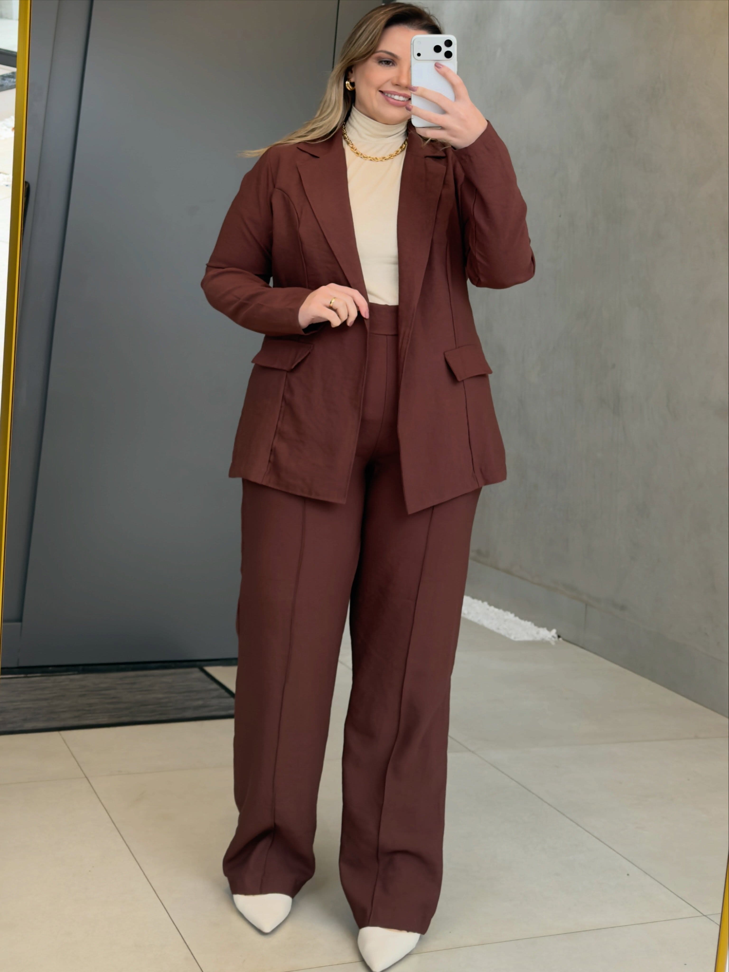 🤎Elegância que veste confiança!

O conjunto de alfaiataria perfeito para quem ama se sentir poderosa, confortável e bem