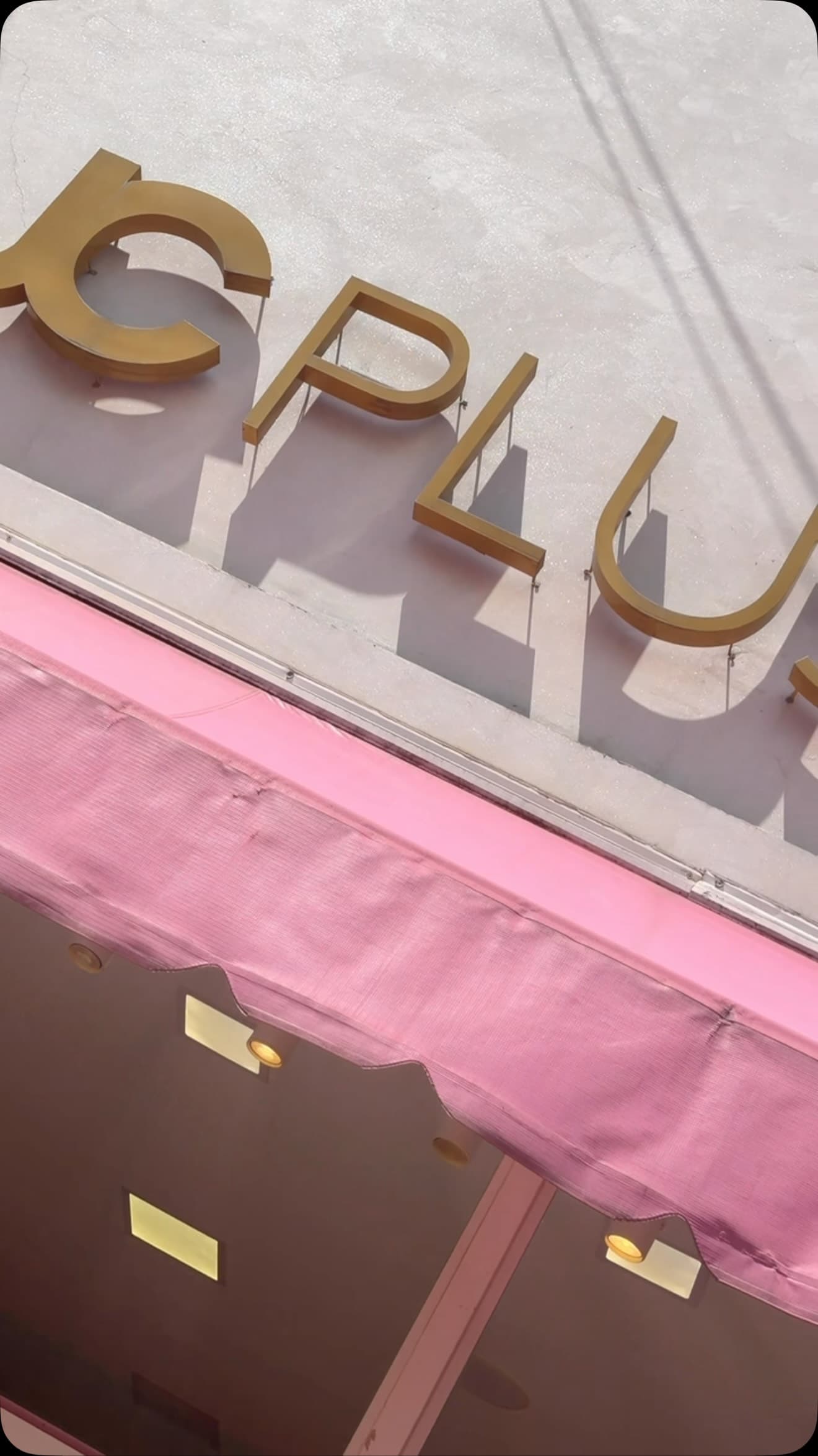Seu estilo não precisa caber em um padrão. Ele só precisa representar quem você é.
Na JC Plus Size, moda, conforto e p